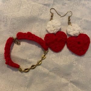 Bundle de aretes tejidos rojos y pulsera.
